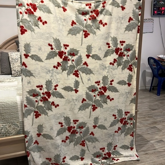 Farmhouse Holiday Soft Fleeced Throe Holly Deco Size 48 X72 - Picture 3 of 8